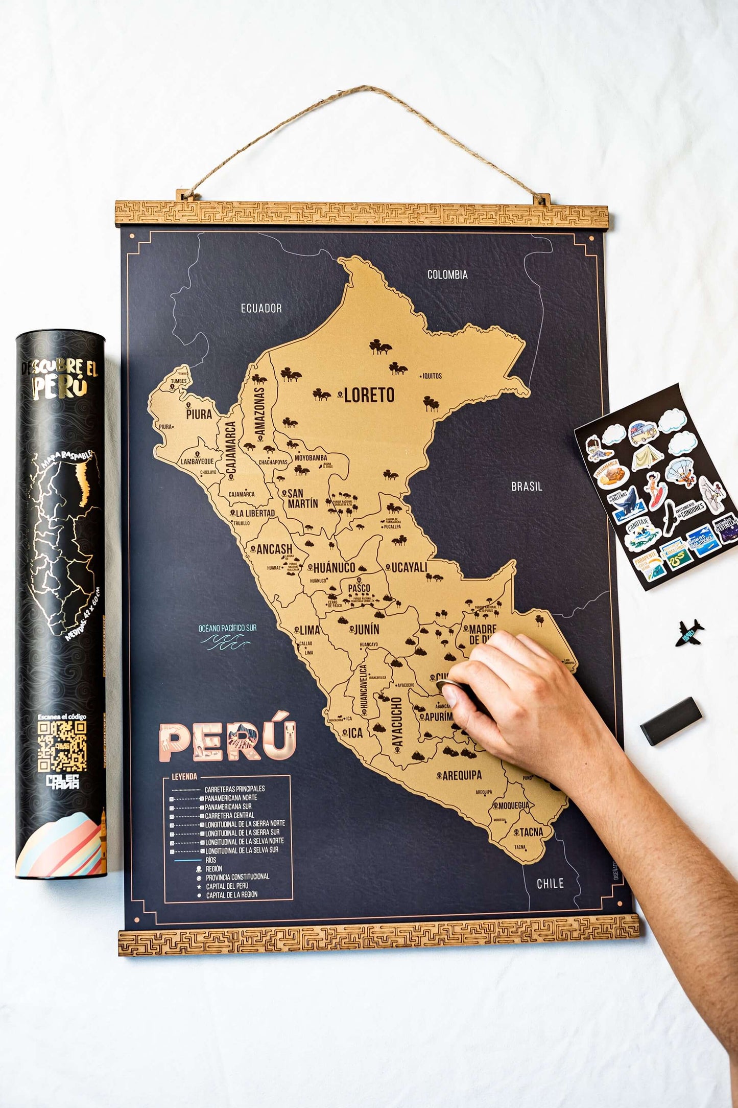 Mapa del Perú para raspar, color negro y dorado (+ Marco de madera adhesivo)